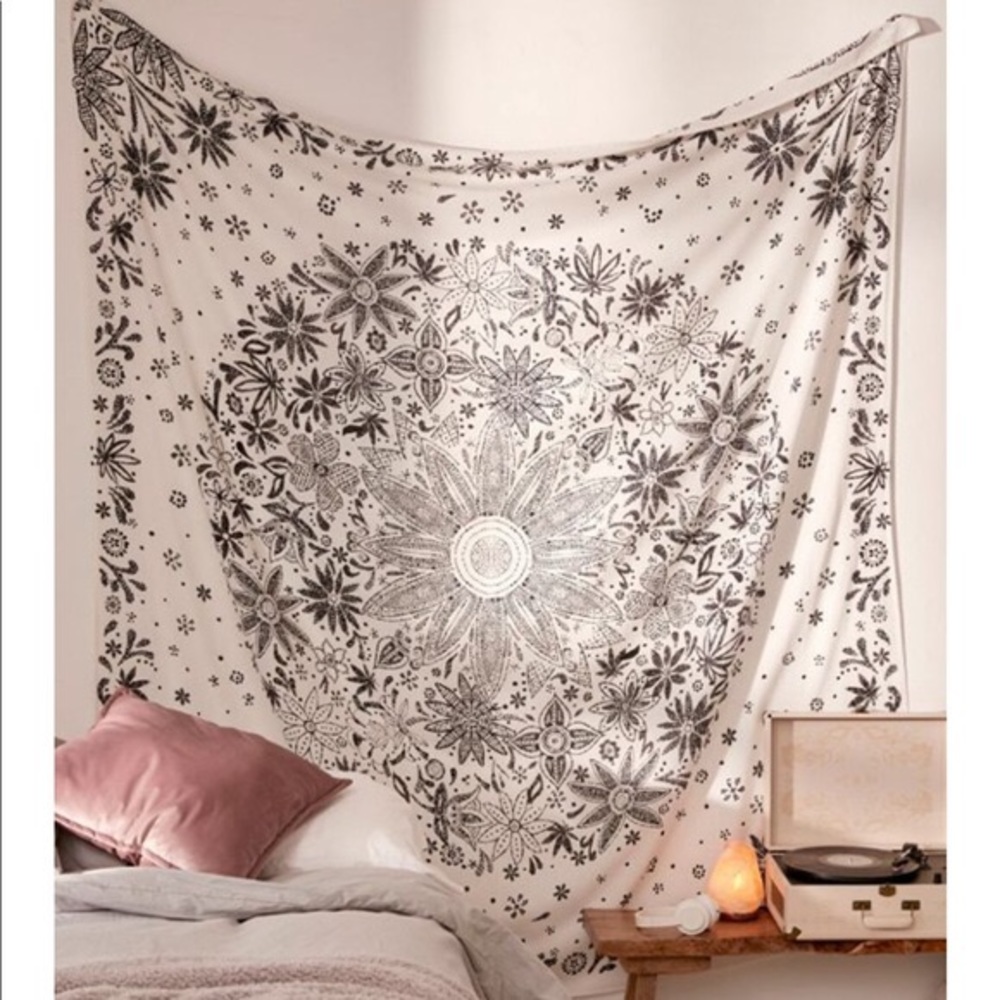 UO Urban Outfitters Floral Tapestry Flower